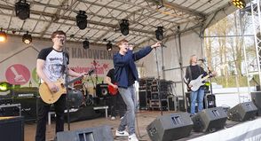 All das, was den Rock ausmacht, haben die jungen Musiker von „Boneshaker“ in ihre unterhaltsame Bühnenshow eingebunden.