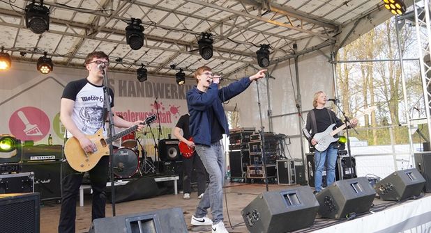 All das, was den Rock ausmacht, haben die jungen Musiker von „Boneshaker“ in ihre unterhaltsame Bühnenshow eingebunden.