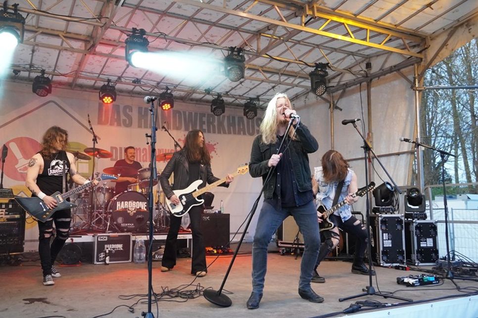 Die Band „Hardbone“ zeichnete sich durch ihre energiegeladene Bühnenpräsenz aus.