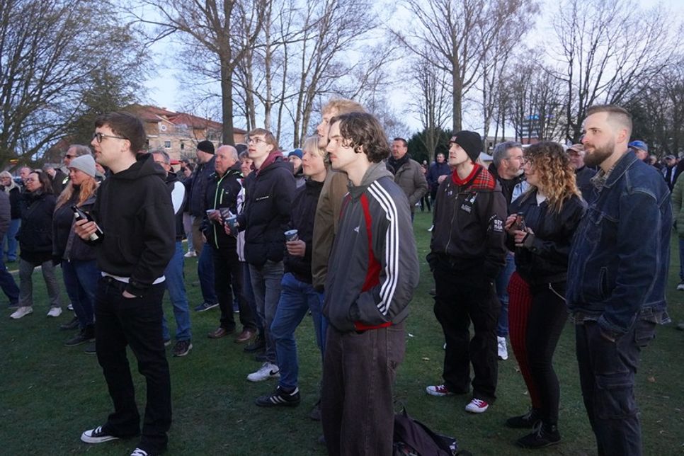 Über den Tag verteilt strömten rund 600 Rockfans in den Kurpark.