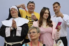 Geschäftsmann  Johnny, Metzgermeister Horst Niedlich, Schwester  Maria, Jacqueline und „Lady Gogo“ kommen sich beim Warten auf ihren Flug näher als sie wollten.