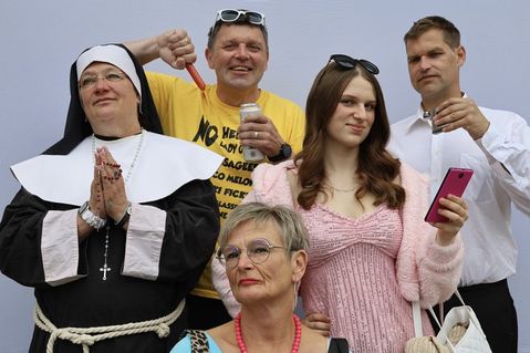 Geschäftsmann  Johnny, Metzgermeister Horst Niedlich, Schwester  Maria, Jacqueline und „Lady Gogo“ kommen sich beim Warten auf ihren Flug näher als sie wollten.