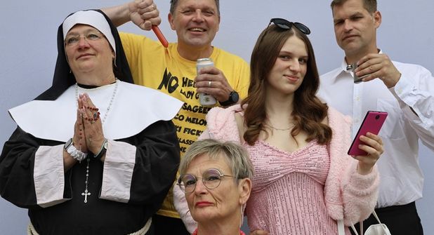 Geschäftsmann  Johnny, Metzgermeister Horst Niedlich, Schwester  Maria, Jacqueline und „Lady Gogo“ kommen sich beim Warten auf ihren Flug näher als sie wollten.