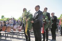 Auch Bürgervorsteher Heinrich Holtfester (lks.) und Bürgermeister Mirko Spieckermann legten Blumen zum Gedenken an die Opfer am Cap-Arcona Ehrenfriedhof nieder.