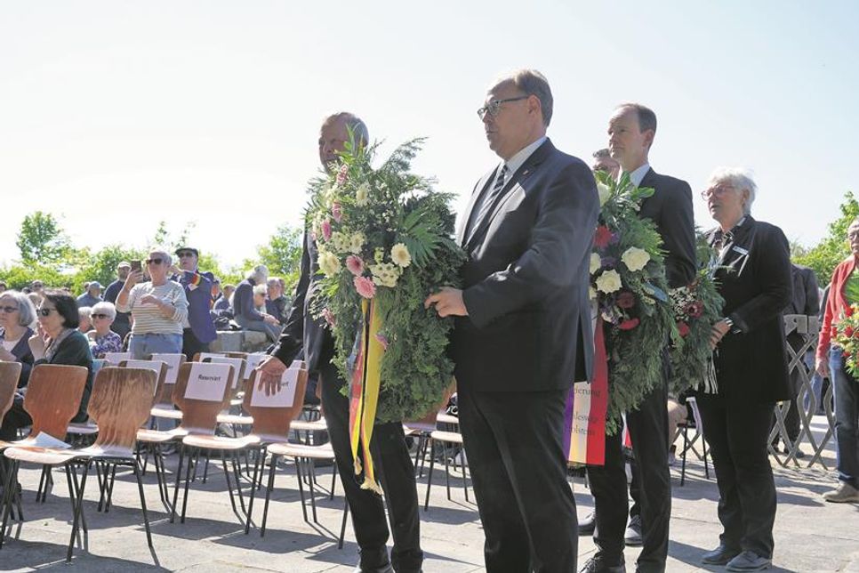 Auch Bürgervorsteher Heinrich Holtfester (lks.) und Bürgermeister Mirko Spieckermann legten Blumen zum Gedenken an die Opfer am Cap-Arcona Ehrenfriedhof nieder.