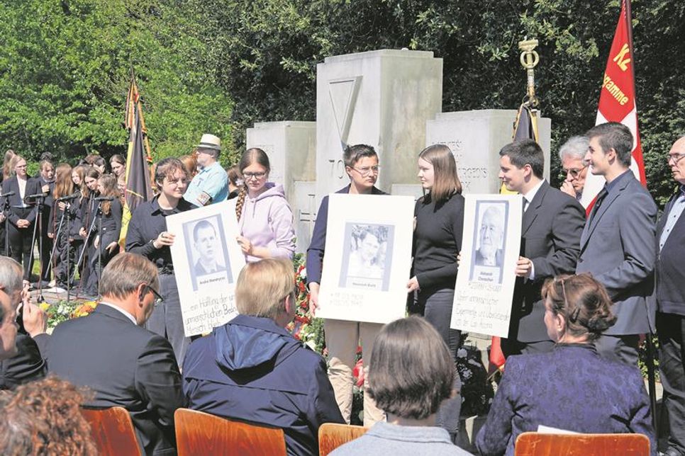 Acht Schülerinnen und Schüler des Küstengymnasiums präsentierten auf der Gedenkfeier ein Projekt über die KZ-Häftlinge Heinrich Roth, André Mandrycxs und Aleksandr Choroschun.