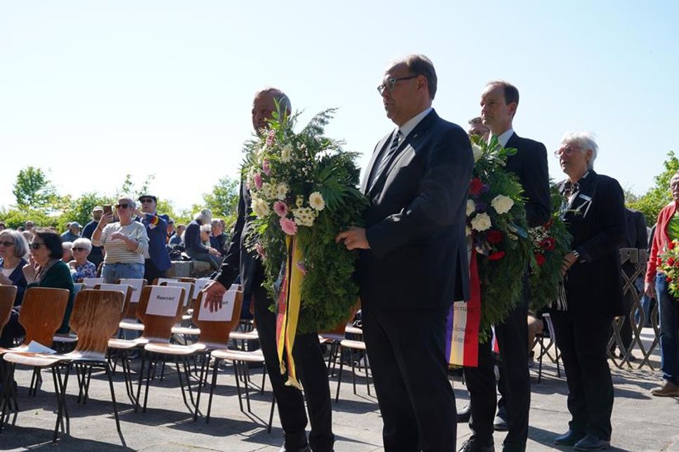 Auch Bürgervorsteher Heinrich Holtfester und Bürgermeister Mirko Spieckermann legten Blumen zum Gedenken an die Opfer am Cap-Arcona Ehrenfriedhof nieder.