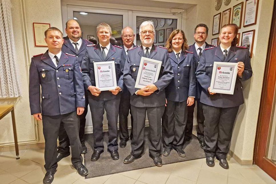 Jan-Philipp Seehase, Alexander Clasen, Robert Robiller, Wehrführer Klaus Seehase, Andreas Kröger, Kim Swaantje Sacht, Henning Kröger und Tessa Hartmann.