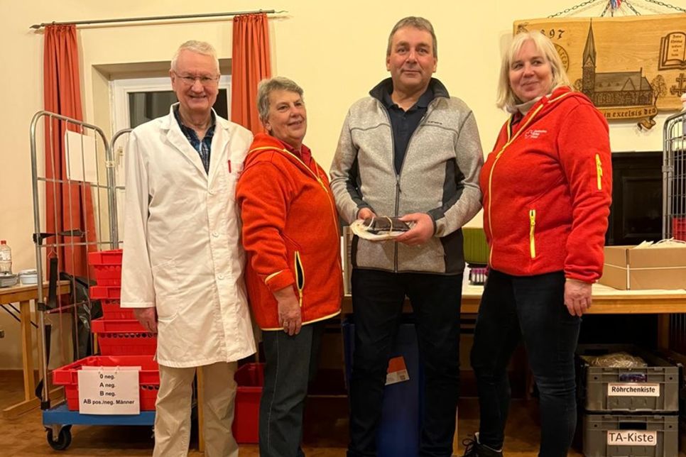 Hansühn. Anfang Februar fand in Hansühn der alljährliche Blutspendetermin des DRK Ortsvereins Testorf in Zusammenarbeit mit dem Blutspendedienst-Nord statt. 36 Spender nahmen daran teil, davon ein Erstspender. Für seine hundertste Blutspende dankte das Blutspende-Team besonders Rainer Klüver (2. v. re.). (red)