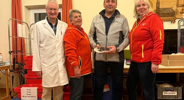 Hansühn. Anfang Februar fand in Hansühn der alljährliche Blutspendetermin des DRK Ortsvereins Testorf in Zusammenarbeit mit dem Blutspendedienst-Nord statt. 36 Spender nahmen daran teil, davon ein Erstspender. Für seine hundertste Blutspende dankte das Blutspende-Team besonders Rainer Klüver (2. v. re.). (red)