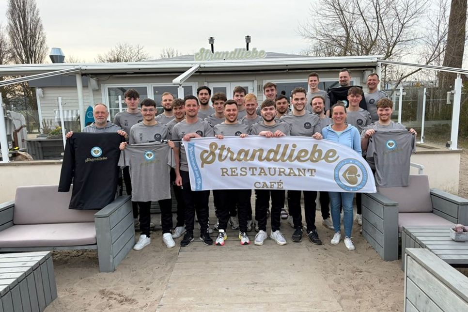 Die 1. Herren-Fußballmannschaft des TSV Neustadt mit Sponsorin Diana Renner.