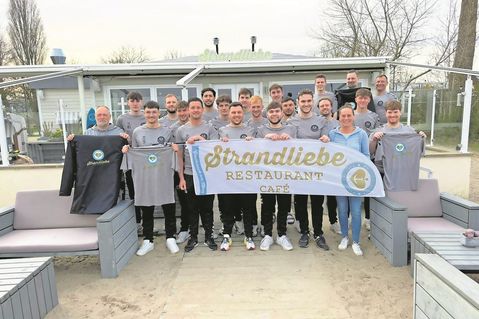 Die 1. Herren-Fußballmannschaft des TSV Neustadt mit Sponsorin Diana Renner.