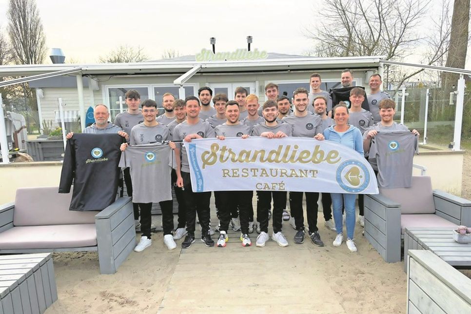 Die 1. Herren-Fußballmannschaft des TSV Neustadt mit Sponsorin Diana Renner.