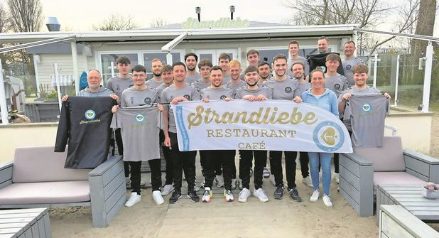 Die 1. Herren-Fußballmannschaft des TSV Neustadt mit Sponsorin Diana Renner.
