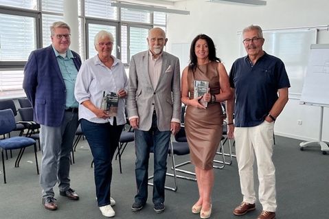 Bei der Buchvorstellung (v. lks.): Propst Dirk Süssenbach, Kreispräsidentin Petra Kirner, Autor Dr. Peter Wendt, Bürgermeisterin Bettina Schäfer und Helmut Kurth, 1. Vorsitzender des Vereins „Zukunft braucht Erinnerung“.