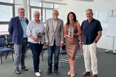 Bei der Buchvorstellung (v. lks.): Propst Dirk Süssenbach, Kreispräsidentin Petra Kirner, Autor Dr. Peter Wendt, Bürgermeisterin Bettina Schäfer und Helmut Kurth, 1. Vorsitzender des Vereins „Zukunft braucht Erinnerung“.