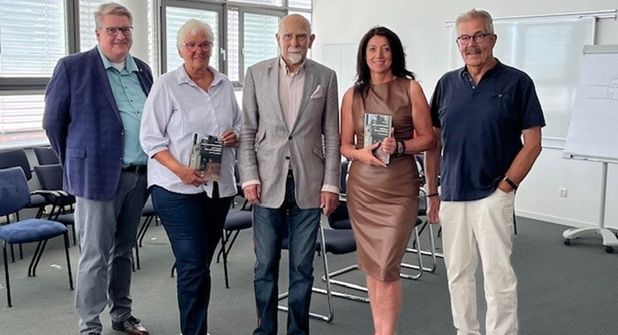 Bei der Buchvorstellung (v. lks.): Propst Dirk Süssenbach, Kreispräsidentin Petra Kirner, Autor Dr. Peter Wendt, Bürgermeisterin Bettina Schäfer und Helmut Kurth, 1. Vorsitzender des Vereins „Zukunft braucht Erinnerung“.