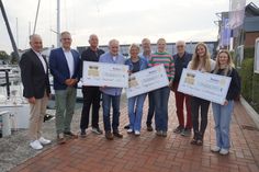 Spendenübergabe mit: Oliver Seiter, Rotary Club, Dr. Uwe Jürgens, Präsident Rotary Club, Nikolaus Tiling, Tafel Neustadt, Olf Leder, Vorsitzender Tafel Neustadt, Corinna Christen, Elin Christen und Uwe Keller für das Team Doppelpass, Georg Heerten, Roary Club, sowie zwei Mitarbeiterinnen des Frauenhauses Ostholstein (v. lks.).