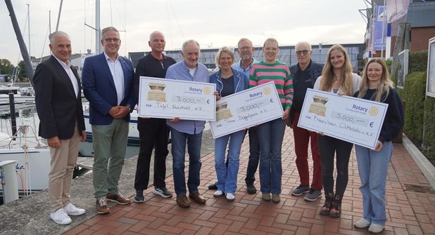 Spendenübergabe mit: Oliver Seiter, Rotary Club, Dr. Uwe Jürgens, Präsident Rotary Club, Nikolaus Tiling, Tafel Neustadt, Olf Leder, Vorsitzender Tafel Neustadt, Corinna Christen, Elin Christen und Uwe Keller für das Team Doppelpass, Georg Heerten, Roary Club, sowie zwei Mitarbeiterinnen des Frauenhauses Ostholstein (v. lks.).