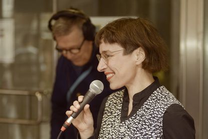 Kulturwissenschaftlerin Stefanie Reis kommt zum Erzählcafé „Die Kittelschürze“ ins historische Klassenzimmer des Dorf- und Schulmuseums Schönwalde.