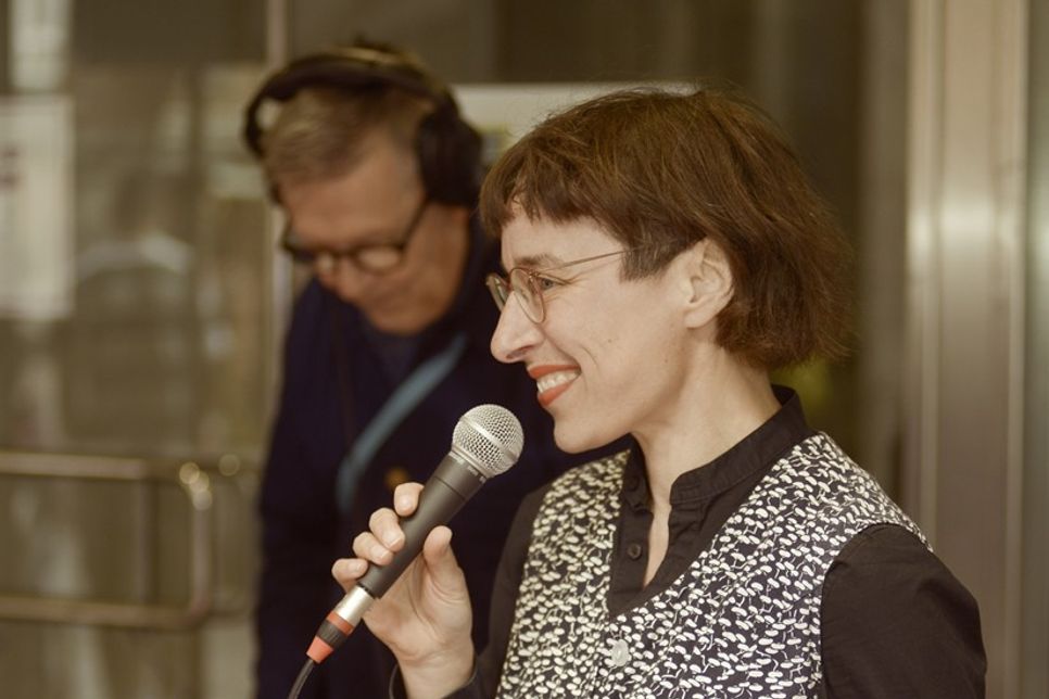 Kulturwissenschaftlerin Stefanie Reis kommt zum Erzählcafé „Die Kittelschürze“ ins historische Klassenzimmer des Dorf- und Schulmuseums Schönwalde.