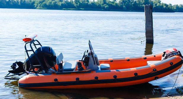 Vor dem Einsatz motorisierter Wasserfahrzeuge sollten Nutzer sich über die geltenden Regelungen informieren.