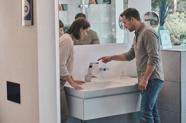 In den Badstudios des Handwerks und in den Ausstellungen des Großhandels kann man sich in aller Ruhe und unverbindlich Produkte ansehen und sich für die neue Ausstattung des Badezimmers inspirieren lassen. Foto: Vereinigung Deutsche Sanitärwirtschaft e.V. (VDS)/akz-o