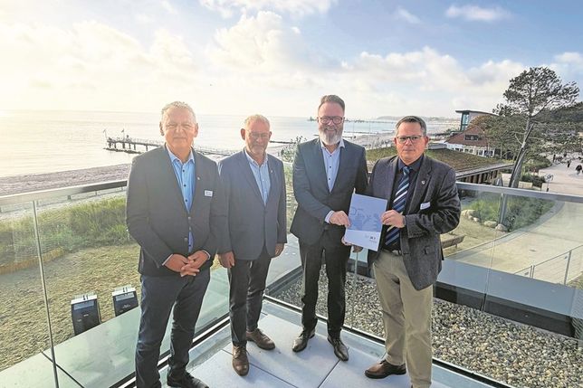 Manfred Wohnrade (Betriebsleiter des Tourismus-Service Grömitz), Matthias Dammer (Bürgervorsteher), Claus Ruhe Madsen (Minister für Wirtschaft, Verkehr, Arbeit, Technologie und Tourismus) und Sebastian Rieke (Bürgermeister; v. lks.) bei der Übergabe.