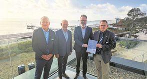 Manfred Wohnrade (Betriebsleiter des Tourismus-Service Grömitz), Matthias Dammer (Bürgervorsteher), Claus Ruhe Madsen (Minister für Wirtschaft, Verkehr, Arbeit, Technologie und Tourismus) und Sebastian Rieke (Bürgermeister; v. lks.) bei der Übergabe.