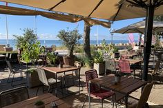 Direkt an der Kurpromenade gelegen, lädt die stilvolle Terrasse mit Olivenbäumen aus Montenegro zum Verweilen ein.