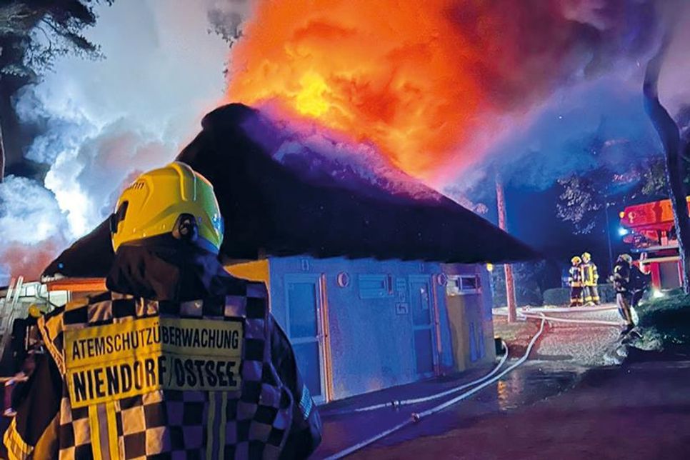 Am frühen Freitagmorgen ist in Timmendorfer Strand ein reetgedeckter Strandimbiss niedergebrannt.