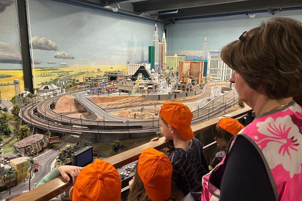Die Vorschulkinder bestaunten die verschiedenen Landschaften und Themenbereiche im Miniatur Wunderland.