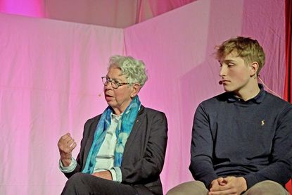 Uta Körby gab Einblicke in die Geschichte der Aufarbeitung des Nationalsozialismus und hob die Bedeutung und Notwendigkeit der wissenschaftlichen Einordnung von Zeitzeugenaussagen hervor.