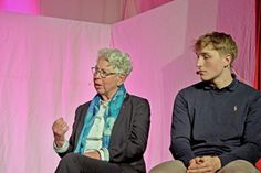 Uta Körby gab Einblicke in die Geschichte der Aufarbeitung des Nationalsozialismus und hob die Bedeutung und Notwendigkeit der wissenschaftlichen Einordnung von Zeitzeugenaussagen hervor.