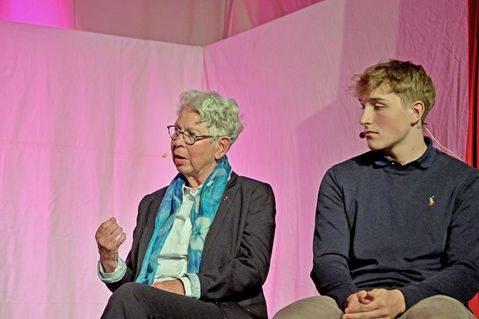 Uta Körby gab Einblicke in die Geschichte der Aufarbeitung des Nationalsozialismus und hob die Bedeutung und Notwendigkeit der wissenschaftlichen Einordnung von Zeitzeugenaussagen hervor.