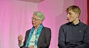 Uta Körby gab Einblicke in die Geschichte der Aufarbeitung des Nationalsozialismus und hob die Bedeutung und Notwendigkeit der wissenschaftlichen Einordnung von Zeitzeugenaussagen hervor.