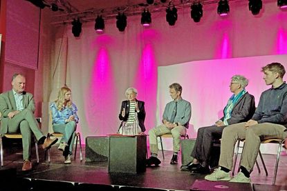 Auf dem Podium diskutierten (v. l.) Landrat Björn Demmin, ehemaliger Schüler des Gymnasiums, Schülerin Amy Winter, die Plöner Zeitzeugin Anneliese Bauer, Geschichtslehrer Detlev Kraack, der die Moderation hatte, die Vertreterin der Landesarbeitsgemeinschaft Gedenkstätten SH und des Initiativkreises 8. Mai Gedenktag Uta Körby und Schüler Michal Kopczynski.