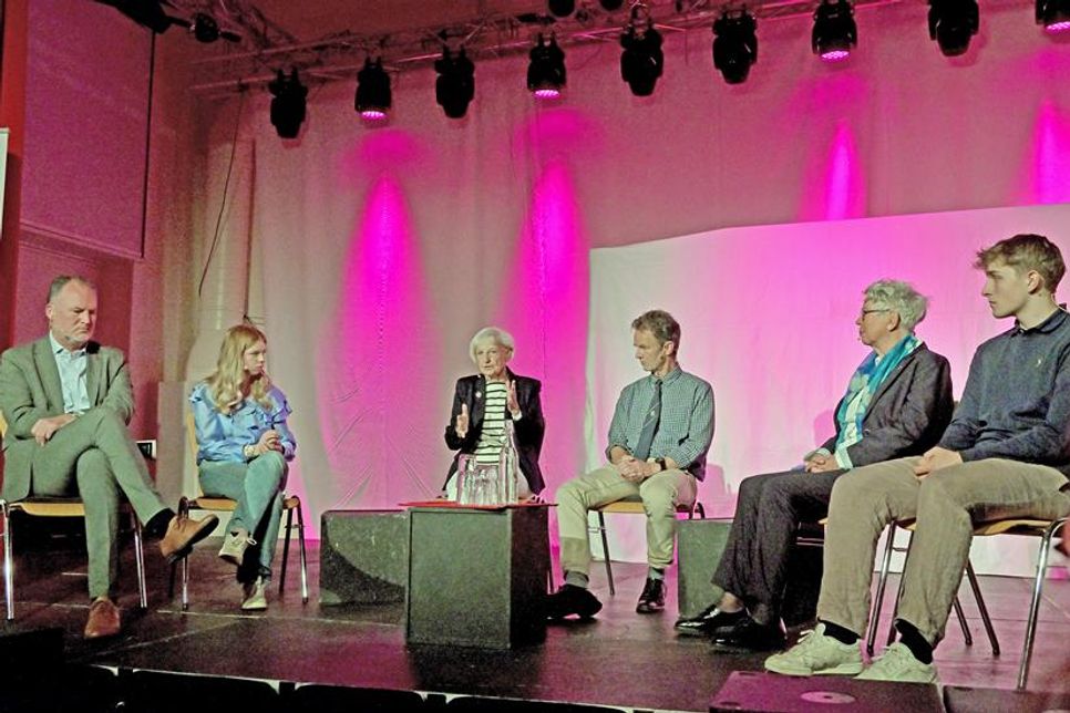 Auf dem Podium diskutierten (v. l.) Landrat Björn Demmin, ehemaliger Schüler des Gymnasiums, Schülerin Amy Winter, die Plöner Zeitzeugin Anneliese Bauer, Geschichtslehrer Detlev Kraack, der die Moderation hatte, die Vertreterin der Landesarbeitsgemeinschaft Gedenkstätten SH und des Initiativkreises 8. Mai Gedenktag Uta Körby und Schüler Michal Kopczynski.