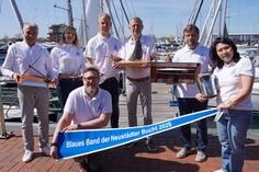 Freuen sich auf die Regatta (hinten v. lks.): Oliver Seiter (Geschäftsführer ancora Marina), Christine Kloock (SWNH), Frans Ijben (Tourismus-Agentur Lübecker Bucht), Bürgervorsteher Heinrich Holtfester, Dr. Claas Riedel (Wettfahrtleitung NSV) mit Dirk Heckmann (Gewerbeverein Neustadt und SWNH; vorne lks.) und Bei Riedel-Wang (ancora Marina).