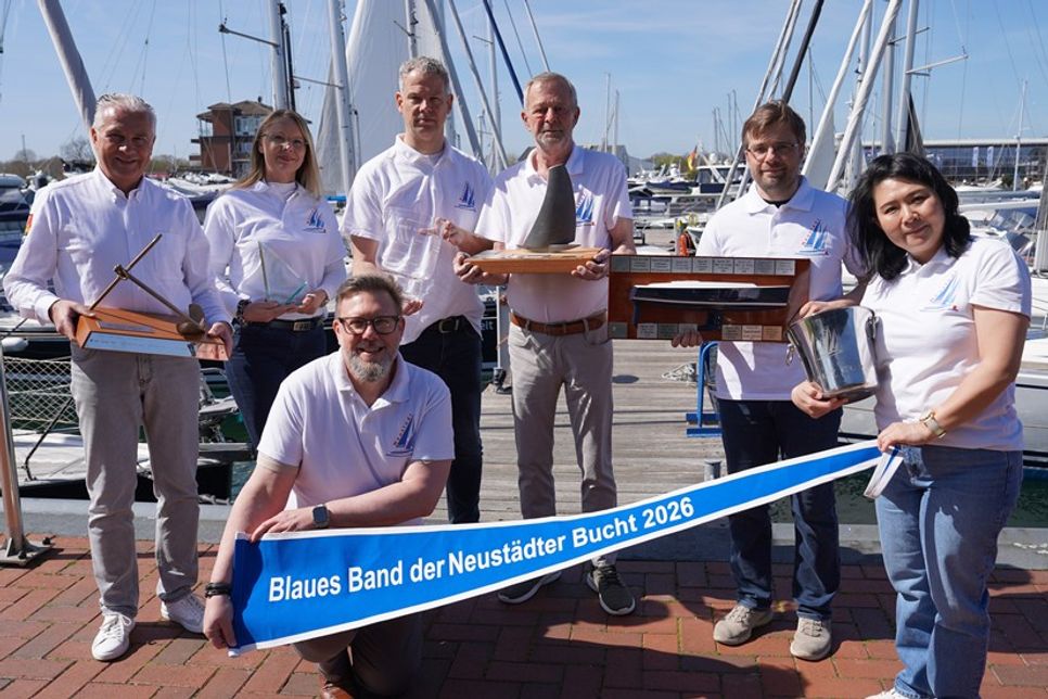 Freuen sich auf die Regatta (hinten v. lks.): Oliver Seiter (Geschäftsführer ancora Marina), Christine Kloock (SWNH), Frans Ijben (Tourismus-Agentur Lübecker Bucht), Bürgervorsteher Heinrich Holtfester, Dr. Claas Riedel (Wettfahrtleitung NSV) mit Dirk Heckmann (Gewerbeverein Neustadt und SWNH; vorne lks.) und Bei Riedel-Wang (ancora Marina).