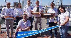 Freuen sich auf die Regatta (hinten v. lks.): Oliver Seiter (Geschäftsführer ancora Marina), Christine Kloock (SWNH), Frans Ijben (Tourismus-Agentur Lübecker Bucht), Bürgervorsteher Heinrich Holtfester, Dr. Claas Riedel (Wettfahrtleitung NSV) mit Dirk Heckmann (Gewerbeverein Neustadt und SWNH; vorne lks.) und Bei Riedel-Wang (ancora Marina).