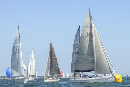 Vor der Kulisse der ancora Marina kämpfen die Crews um Pokale, Sonderwertungen und das begehrte „Blaue Band“.