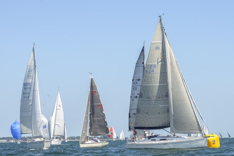 Vor der Kulisse der ancora Marina kämpfen die Crews um Pokale, Sonderwertungen und das begehrte „Blaue Band“.