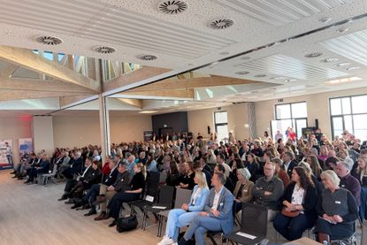 Volles Haus im großen Saal der Grömitzer Dünenwelten. Bei bestem Wetter und guter Stimmung.