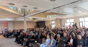 Volles Haus im großen Saal der Grömitzer Dünenwelten. Bei bestem Wetter und guter Stimmung.
