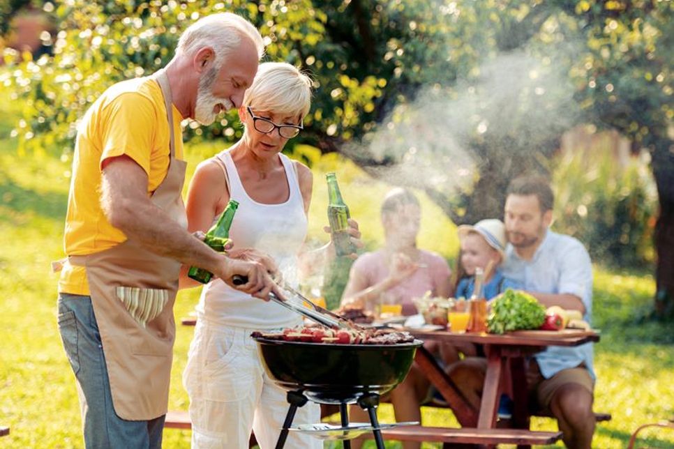 Bei Holzkohlegrills überzeugt das klassische rauchige Aroma.