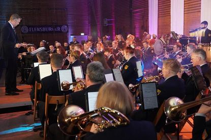 70 Musiker und Musikerinnen auf der Bühne ließen ihr Können erklingen.