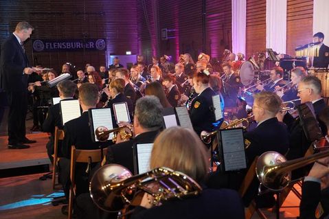 70 Musiker und Musikerinnen auf der Bühne ließen ihr Können erklingen.
