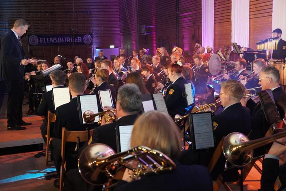 70 Musiker und Musikerinnen auf der Bühne ließen ihr Können erklingen.