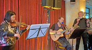 Das Trio Shenoll Tokaj lockerte den Abend mit verschiedenen Musikstücken auf.